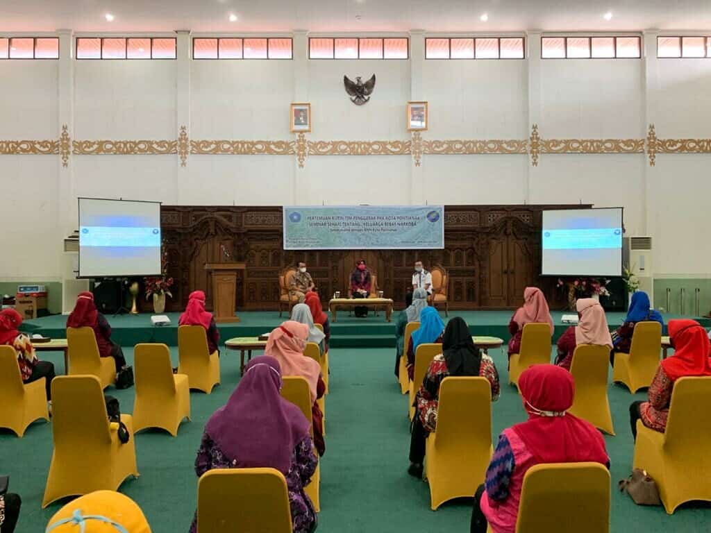 Kepala BNN Kota Pontianak AKBP. Ngatiya, SH., MH Menjadi Narasumber Pada Kegiatan "Pertemuan Rutin Tim Penggerak PKK Kota Pontianak Seminar Sehari Tentang "Keluarga Bebas Narkoba" Kepala BNN Kota Pontianak AKBP. Ngatiya, SH., MH Menjadi Narasumber Pada Pertemuan Rutin Tim Penggerak PKK Kota Pontianak